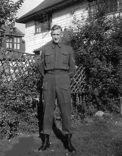 Photo=01 of LCpl Landstra in 1942 in England.